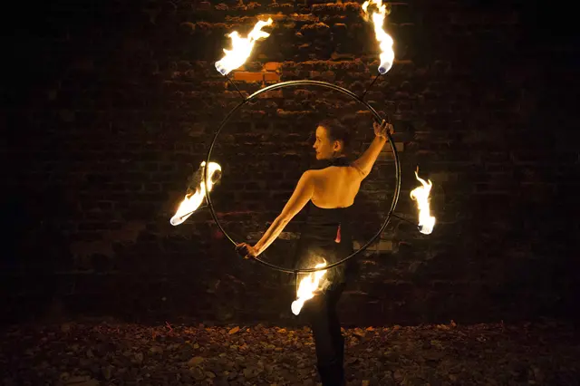 Die Besucher erwartet eine Feuershow. | Foto: Heidger.