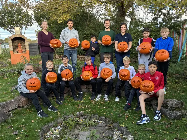 Die Kinder beim Kürbisschnitzen | Foto: Anpfiff ins Leben