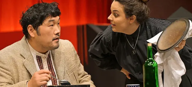 Fradl, Dienstmädchen in einem wohlhabenden Haushalt (Rebecca Blanz) und Reb Alter, fliegender Buchhändler (Daniel Kim) | Foto: Pfalztheater / Andreas J. Etter