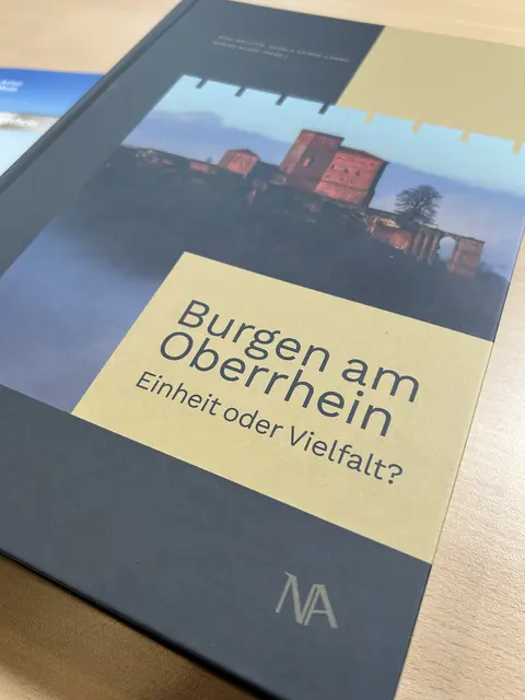 Der Begleitband zum EU-Interreg-Projekt "Burgen am Oberrhein" ist erschienen und wird am Dienstag, den 4. November 2025 in Annweiler erstmals der Öffentlichkeit vorgestellt. | Foto: Trifelsverein e.V., Marcus Ehrgott