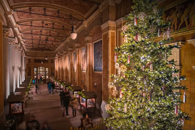 Krippenausstellung im Wandelgang der Trinkhalle mit geschmücktem Baum auf dem Baden-Badener Christkindelsmarkt | Foto: Copyright: Baden Kur & Tourismus GmbH
