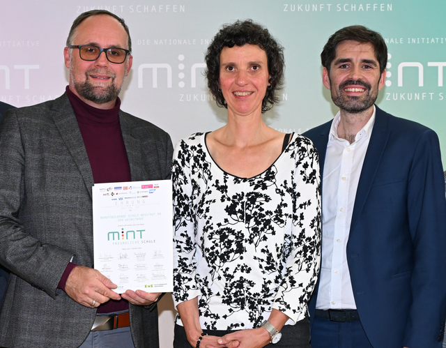 von links: 
Schulleiter Clemens Kaesler, MINT-Beauftragte Sabine Becker, Bildungsminister Sven Teuber | Foto: BBS Neustadt Sabine Becker