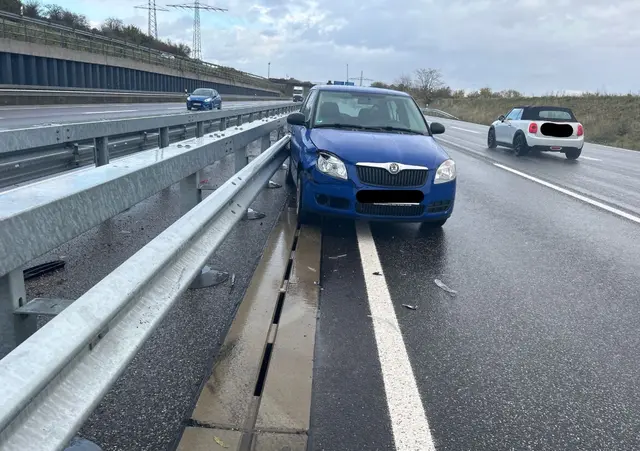 B10: Autofahrerin verliert Kontrolle – schwere Beschädigungen | Foto: Polizei Edenkoben