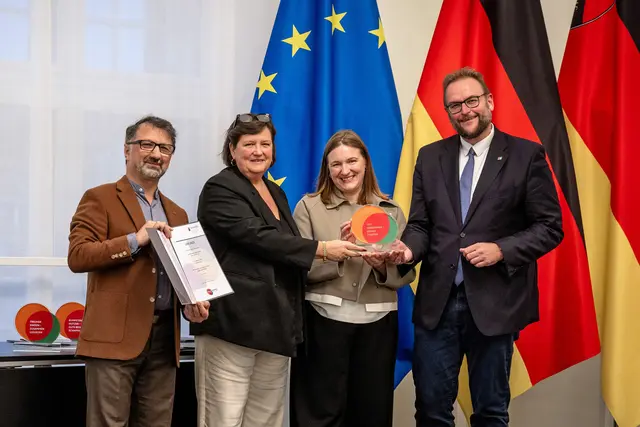 Pirmasens erhält den Integrationspreis Rheinland-Pfalz 2025: Jury-Mitglied Mustafa Cimşit, Lehrkraft Brigitte Wagner, Integrationsministerin Katharina Binz und Oberbürgermeister Markus Zwick bei der Preisverleihung in Mainz. | Foto: Jana Kay