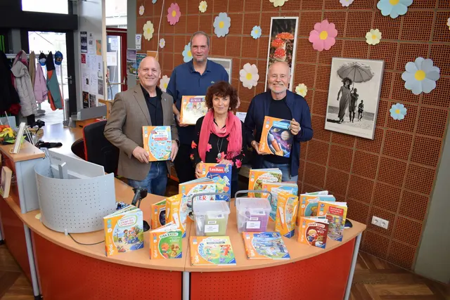 Spendenübergabe an die Gemeindebibliothek | Foto: Gemeinde Mutterstadt / Michael Hemberger