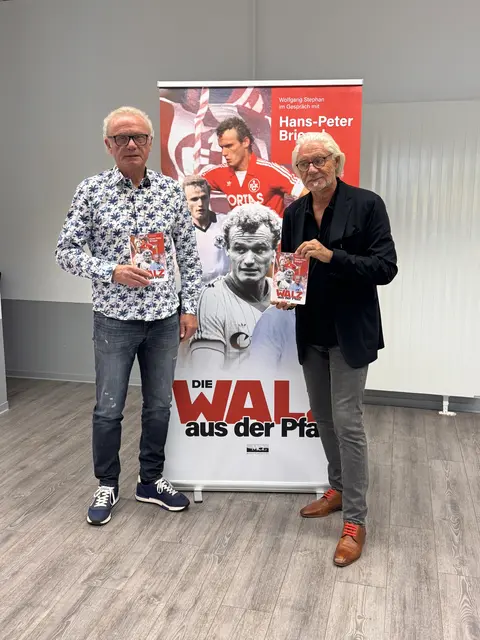 Hans-Peter Briegel (links)und Autor Wolfgang Stephan. | Foto: Knapp