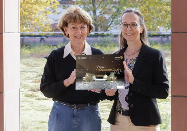Präsentieren das Titelfoto des Kalenders: Bettina Göbelsmann (links) und Simone Naumann | Foto: Rotary/view/gratis