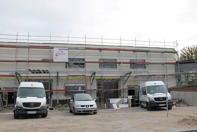 Die Zufahrt mit zwei Rolltoren für die An- und Auslieferung der Hilfsmittel | Foto: Monika Klein