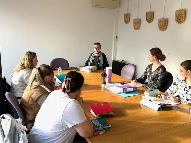 Erste Unterrrichtseinheit des VGCampus: Verwaltungsrecht mit Büroleiter Tristan Werner und Volker Stüttchen, stellvertretender Abteilungsleiter Finanzen | Foto: Pressestelle VG Kirchheimbolanden