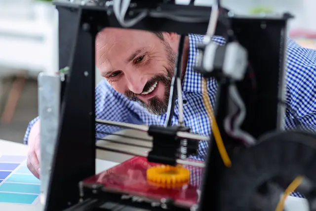 Im neuen "MakerSpace" der VHS gibt es auch einen 3D-Drucker | Foto: VHS/I Stock – 820642406/gratis