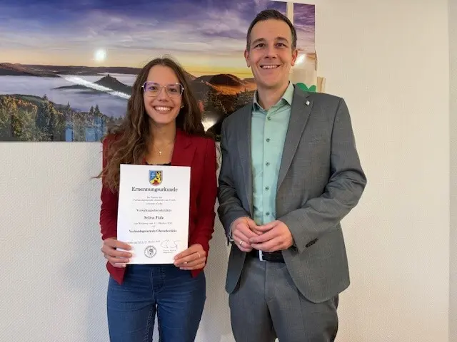 Bürgermeister Christian Burkhart und Selina Fiala bei der Übergabe der Ernennungsurkunde | Foto: vgv