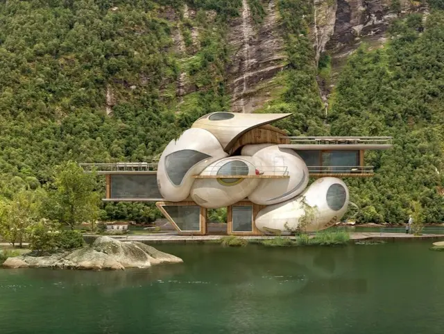 Die Sonderausstellung "Archistories. Architektur in der Kunst" zeigt, wie Kunstschaffende das Thema Architektur immer wieder neu interpretieren.  | Foto: Dionisio Gonzalez Wittgenstein Cabin 10