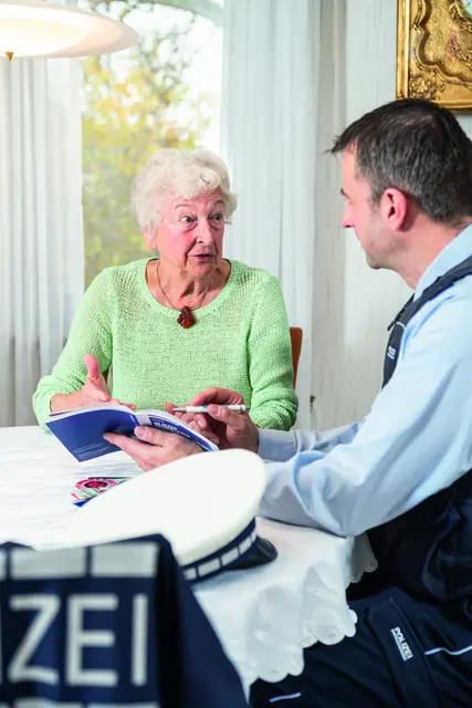 In dem Glauben, tatsächlich mit echten Beamten zu sprechen, übergab die Frau am Nachmittag ihr Bargeld und ihren Schmuck an einen angeblichen zivilen Polizeibeamten (Symbolfoto) | Foto: www.polizei-beratung.de