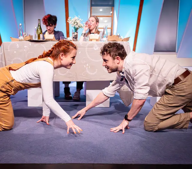 Mit feinem Humor und einem Augenzwinkern zeigt dieses Theaterstück, wie leicht Schweigen zu Missverständnissen führt und wie unterschiedlich Kommunikation wahrgenommen werden kann. | Foto: Jakobus Theater