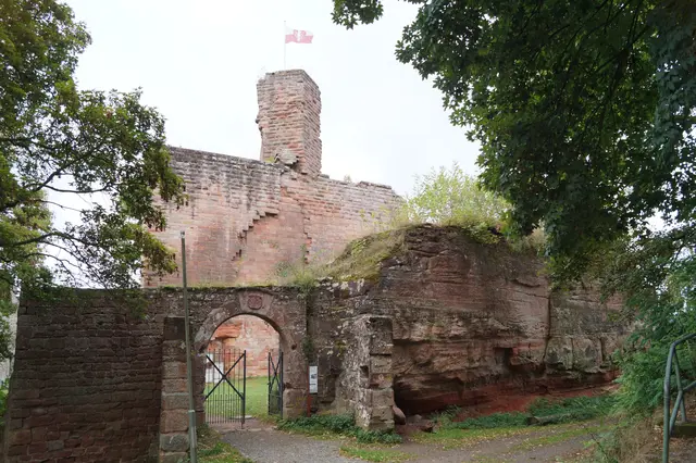 Ist das Wahrzeichen des Stadtteils: Burg Hohenecken
 | Foto: Stephanie Walter