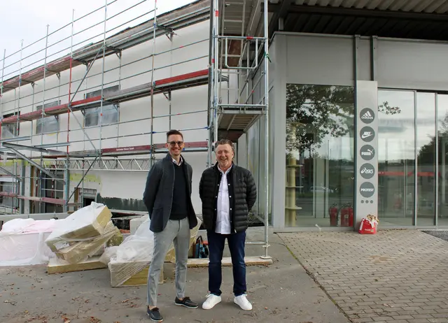 Noch steht außen das Gerüst, innen arbeiten Handwerker: Simon Geib  (links) und Jürgen Dieterich, Geschäftsführer des Sanitätshauses Ank-Kaiser, freuen sich über den Umzug innerhalb des Gewerbegebiets West | Foto: Monika Klein