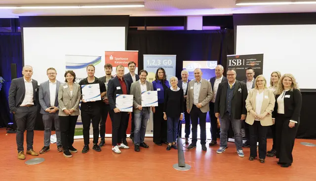 Abschluss-Veranstaltung des 1,2,3 GO®-Wettbewerbs: die Sieger aus Rheinland-Pfalz mit Vertretern des Ministeriums, den Unterstützern und dem bic-Team  | Foto: Reiner Voß/view/gratis