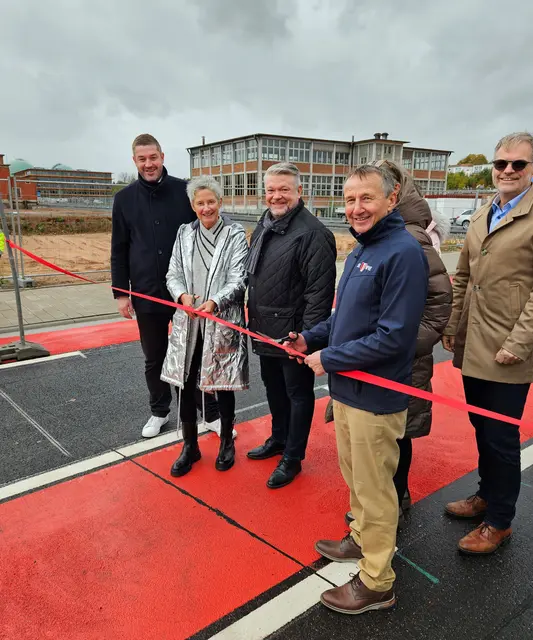 Banddurchschnitt: Beim symbolischen Banddurchschnitt waren neben OB Kimmel und PEG-Geschäftsführer Rainer Grüner auch Vertreter aus der Politik mit dabei.  | Foto: Stadt Kaiserslautern