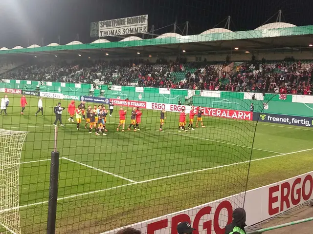 Jubel bei der Mannschaft des FCK, die sich für die Unterstützung der zahlreich mitgereisten Fans bedankten | Foto: Frieder Mathis
