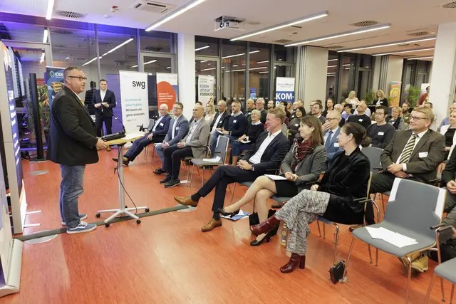 Staatssekretär Andy Becht (links) vom rheinland-pfälzischen Wirtschaftsministerium bei seiner Ansprache, im Hintergrund Moderator Holger Wienpahl  | Foto: Reiner voß/view/gratis