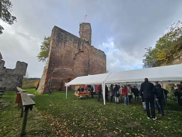 Trotz wechselhaftem Wetter waren zahlreiche Gäste zur Feierstunde auf der Burg Hohenecken erschienen. | Foto: Stadt Kaiserslautern/gratis