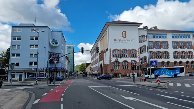 Nach derzeitigen Erkenntnissen traten bislang unbekannte Täter die Eingangstür des Lokals in der Burgstraße ein | Foto: Ralf Vester