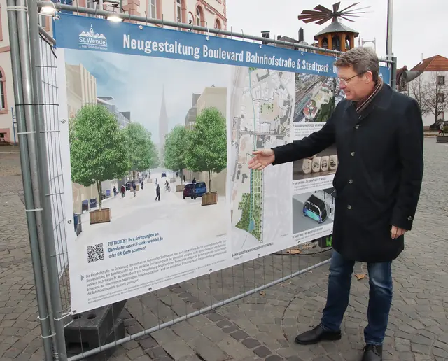 St. Wendels Bürgermeister Peter Klär bei der Vorstellung der Pläne zur Umgestaltung der Bahnhofstraße und des Bahnhofsumfeldes | Foto: Kreisstadt St. Wendel / Josef Bonenberger