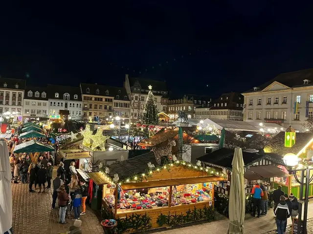 Weihnachtsmarkt Landau 2025: Durch die weihnachtlich geschmückte Stadt geht es zum Thomas-Nast-Nikolausmarkt auf dem Landauer Rathausplatz. Hier reihen sich die Holzbuden mit kulinarischen Spezialitäten und anderen Unikaten aneinander. | Foto: Katharina Wirth