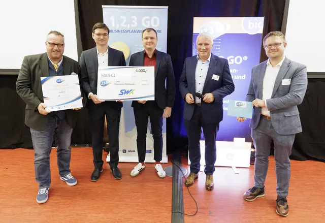 Errang den ersten Platz: das Team von MXB-01 (Zweiter und Dritter von links)  | Foto: view/Reiner Voß/gratis