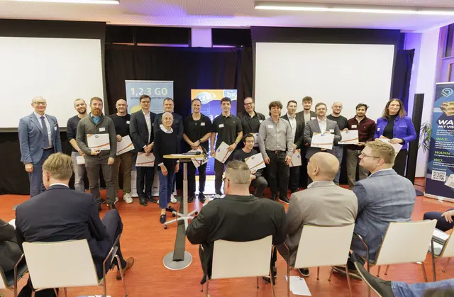 Aus Rheinland-Pfalz und dem Saarland: die Teilnehmenden des 1,2,3 GO®-Gründungswettbewerbs mit ihren Zertifikaten | Foto: view/Reiner Voß/gratis