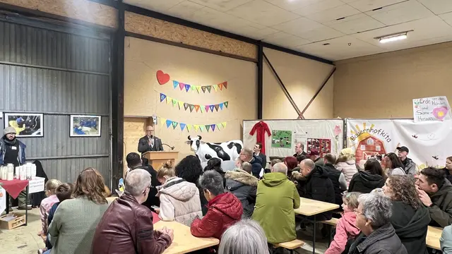 Begrüßung durch Bürgermeister Jacob in der Maschinenhalle der LVAV Hofgut Neumühle | Foto: VG Winnweiler