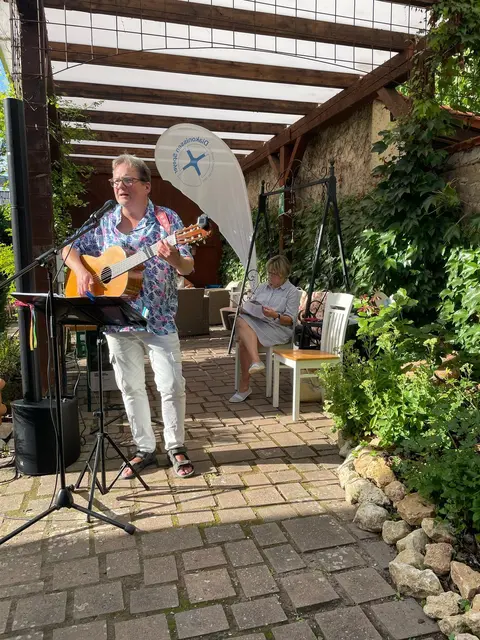 Udo Jürgens-Lieder mit Michael Mai und seiner Gitarre | Foto: privat