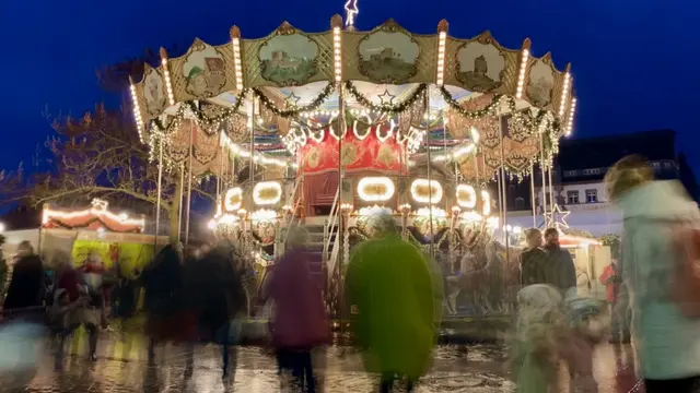 Traditionsreicher Weihnachtsmarkt in Landau: Der Kunsthandwerkliche Thomas-Nast-Nikolausmarkt wird in diesem Jahr zum 43. Mal stattfinden. Alle Jahre wieder ist auch das doppelstöckige Nostalgiekarussell der Familie Hartmann auf dem Weihnachtsmarkt vertreten. | Foto: Kim Rileit