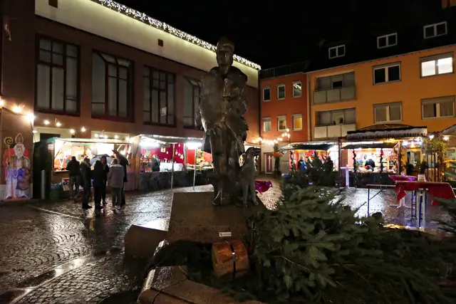 Nikolausmarkt Edenkoben: Der Weihnachtsmarkt glänzt durch seinen schönen Standort rund um den Kurpfalzsaal und den festlich geschmückten Lederstrumpfbrunnen | Foto: Brigitte Melder