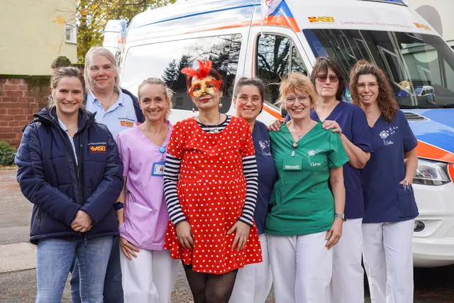 Die Braut, das Team der Palliativstation am Westpfalz-Klinikum und das Team des Wünschewagens | Foto: Westpfalz-Klinikum/gratis