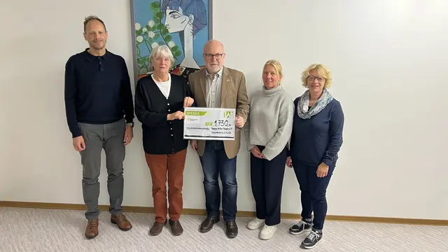 Spendenübergabe (von links): Steffen Brack (Mitorganisator), Marion Baumrucker (Vereinsvorsitzende Frauen helfen Frauen Donnersbergkreis e.V.), Rudolf Jacob (Bürgermeister der Verbandsgemeinde Winnweiler), Yvonne Rothenberger (Mitarbeiterin Frauen helfen Frauen Donnersbergkreis e.V.) und Monika Hellriegel (Turnverein Winnweiler) | Foto: VG Winnweiler