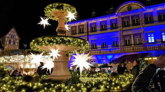 Weihnachtsmärkte in der gesamten Region laden zum Verweilen ein: Am festlich illuminerten Marktplatz schlägt das Herz des Neustadter Weihnachtsmarktes | Foto: Eva Bender