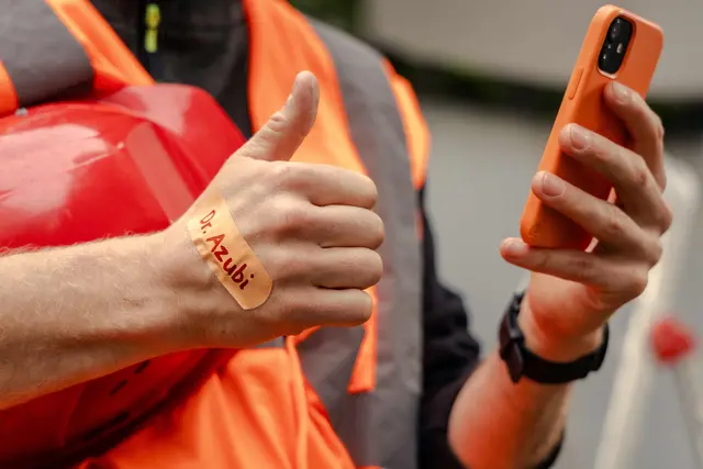 Klebt so manches „Azubi-Trostpflaster“: „Dr. Azubi“ gibt wichtige Tipps. Per „Online-Sprechstunde“ hilft die Website Auszubildenden, wenn sie Fragen und 
Probleme haben | Foto: IG BAU/Nils Hillebrand