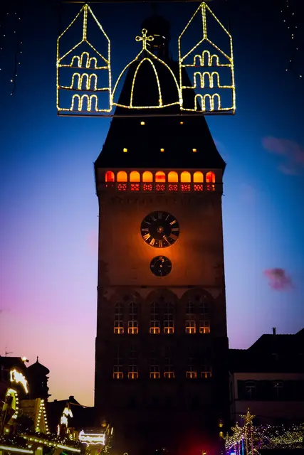 Weihnachtsmarkt in Speyer: Das Altpörtel ist wunderschön beleuchtet | Foto: Cornelia Bauer