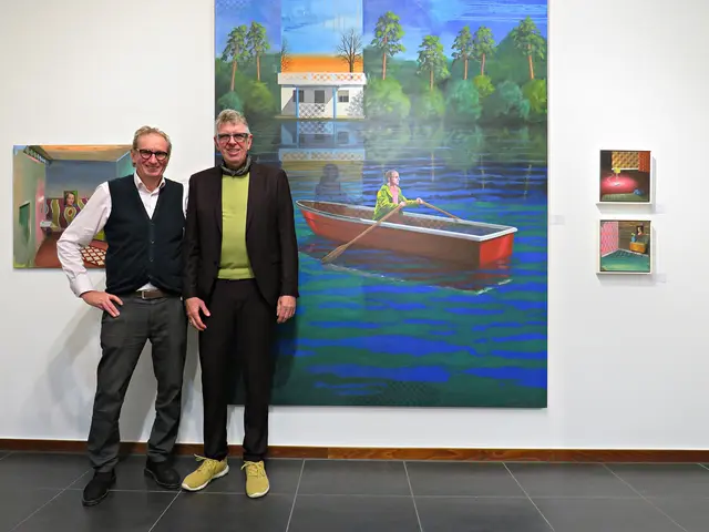 Werner Lauth neben dem Künstler Hermann Reimer und seinen Gemälden | Foto: Brigitte Melder