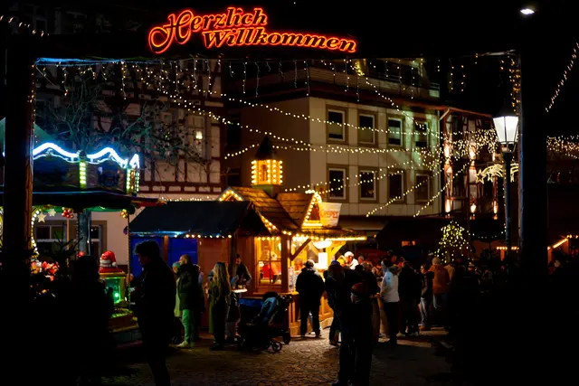 Weihnachtsmarkt Alzey: Die historischen Plätze wundervoll beleuchtet | Foto: Stadt Alzey
