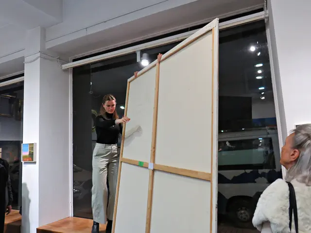 Selbst ist die Frau: Einmal Gemälde drehen | Foto: Brigitte Melder