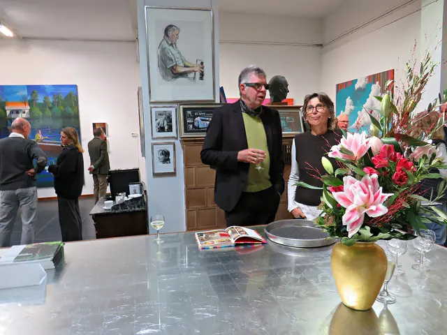 Ein herrlicher Blumenstrauß als Blickfang neben den wundervollen Gemälden | Foto: Brigitte Melder