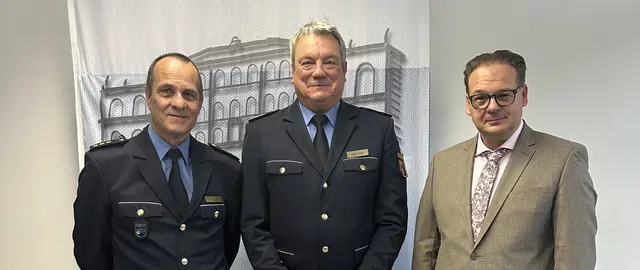 Von links: Stefan Bauer, Polizeipräsident Hans Kästner und der neue Direktionsleiter Alexander Welter. | Foto: Polizeipräsidium Westpfalz