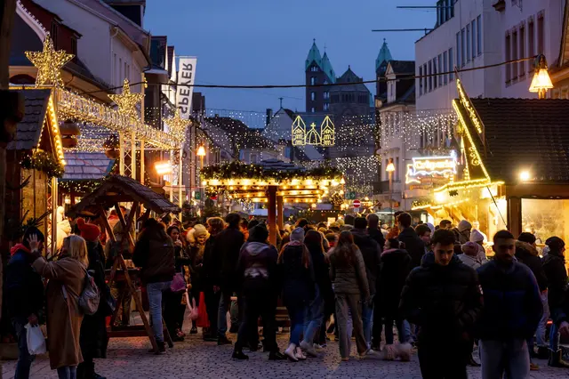 Der Weihnachtsmarkt in Speyer zieht mit seiner bezaubernden Atmosphäre und dem attraktiven Angebot alljährlich viele Besucherinnen und Besucher an | Foto: Klaus Venus/gratis