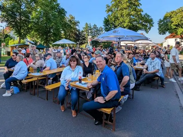 Lebendiger Treffpunkt im Herzen von Ramstein-Miesenbach: Der John-F.-Kennedy-Platz soll mit Unterstützung des Landes Rheinland-Pfalz weiter aufgewertet werden. | Foto: Felka