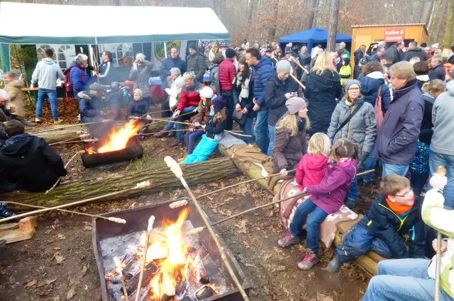 Weihnachtswaldbasar Dudenhofen 2025: Das Backen von Stockbrot gehört traditionell dazu | Foto: Wochenblatt Archiv