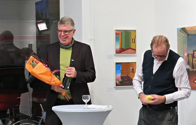 Blumen und etwas Flüssiges gab es für den Künstler | Foto: Brigitte Melder