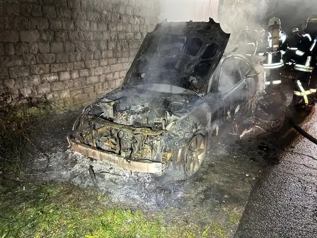 Beim Eintreffen der Feuerwehr stand der Pkw bereits in Vollbrand | Foto: Polizeiinspektion Lauterecken