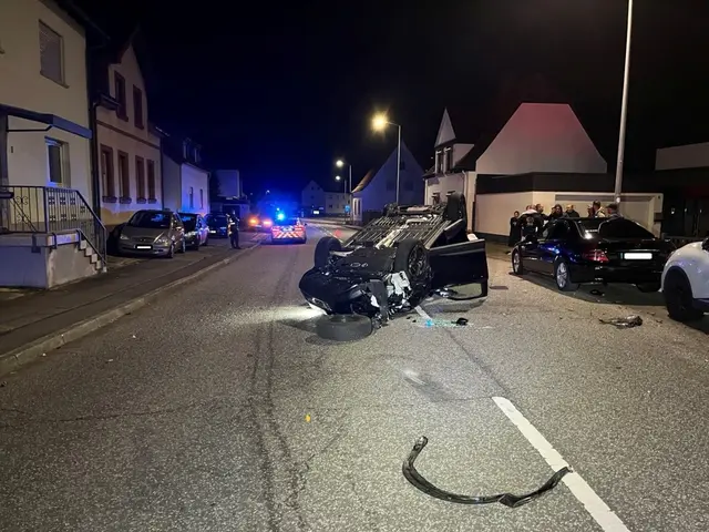 Der Peugeot des Unfallverursachers überschlug sich in der Folge und kam auf dem Fahrzeugdach zum Stillstand | Foto: Polizeiinspektion Landstuhl